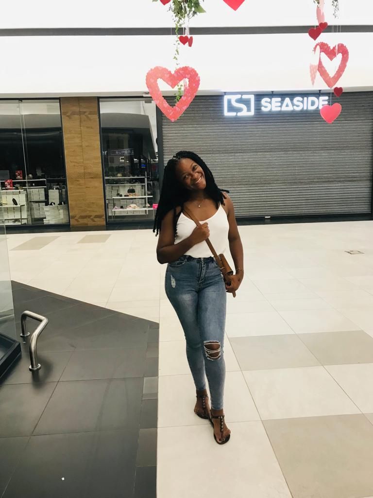 Suzana a sorrir num centro comercial decorado com corações