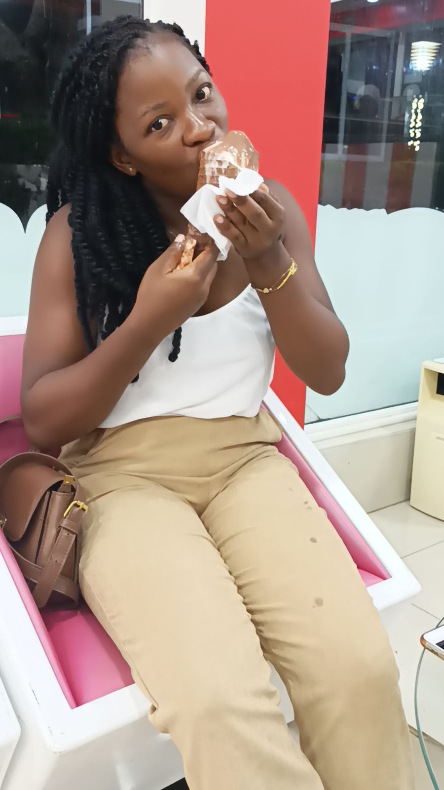 Suzana a comer um gelado