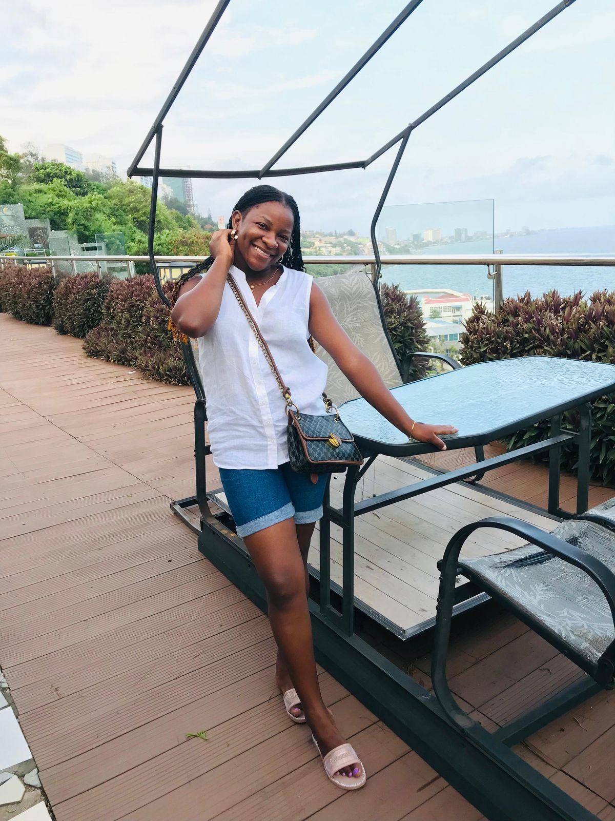 Suzana num terraço com vista para o mar