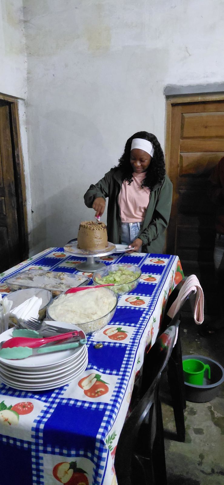 Suzana a cortar o bolo de aniversário