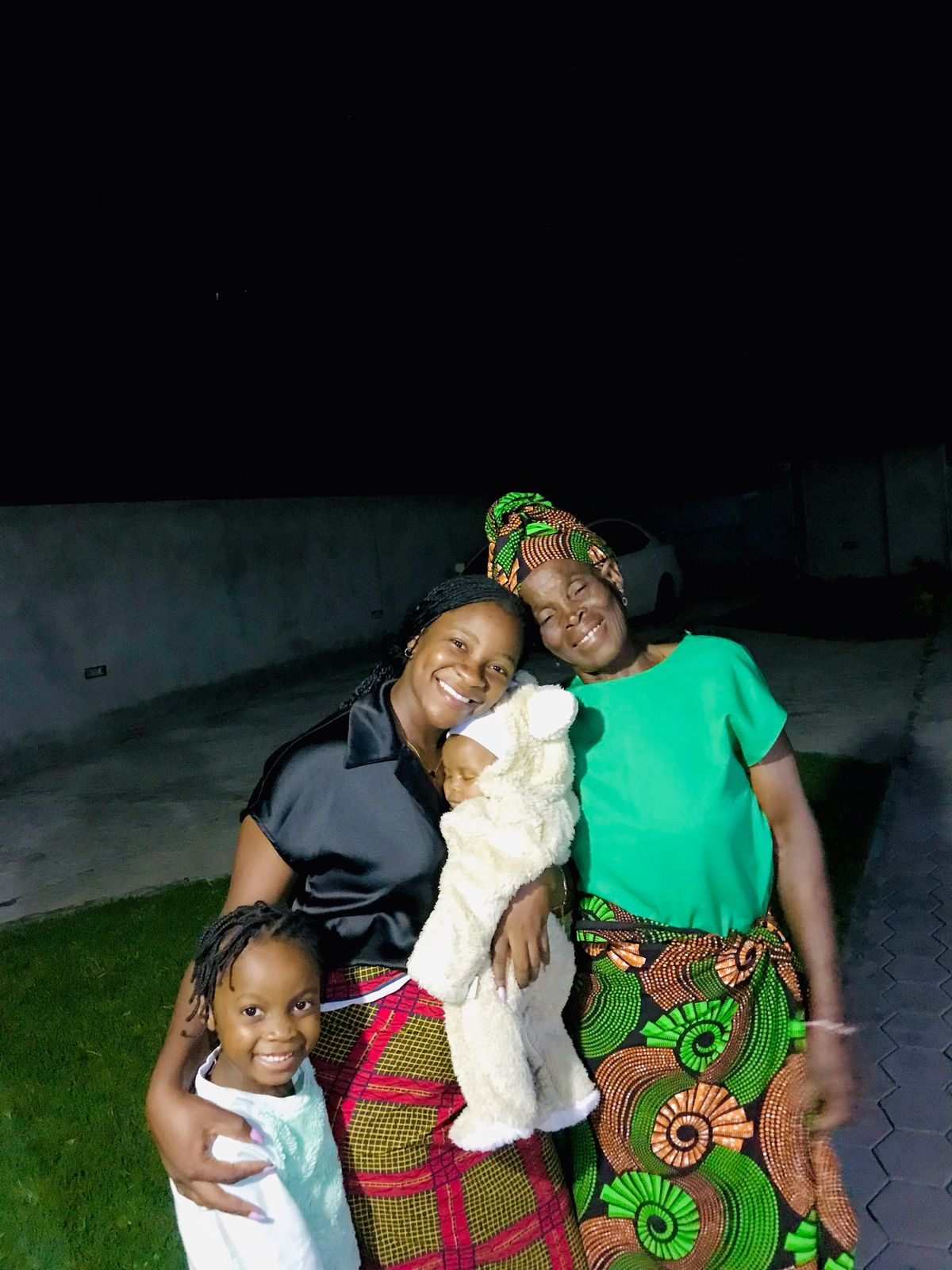 Suzana com família, à noite, no jardim