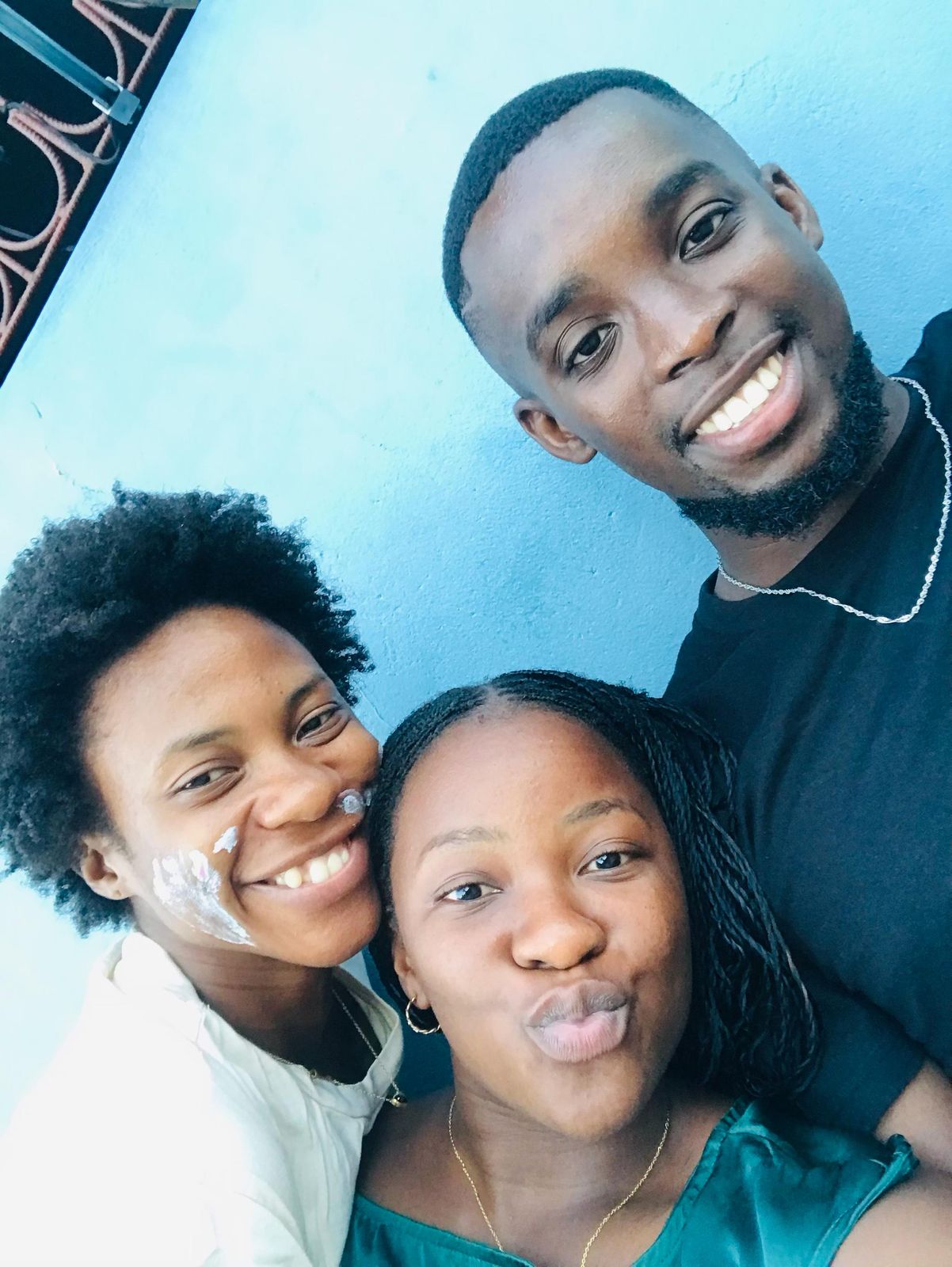 Selfie de Suzana a mandar um beijinho, com a família e Mário